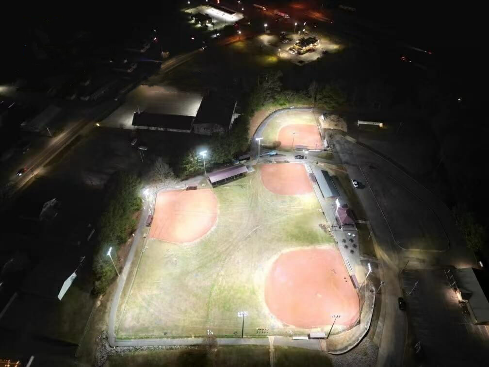 Penerapan lampu jalan surya di lapangan sepak bola