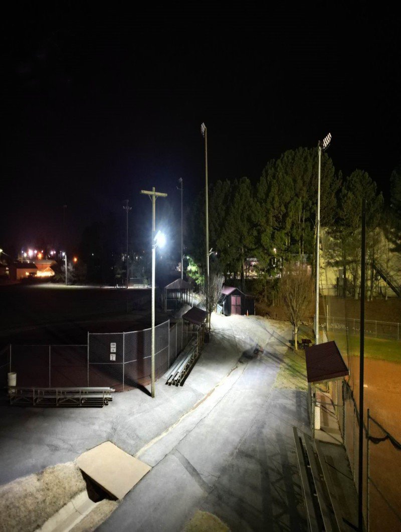 Proyek lampu surya untuk penerangan lapangan sepak bola