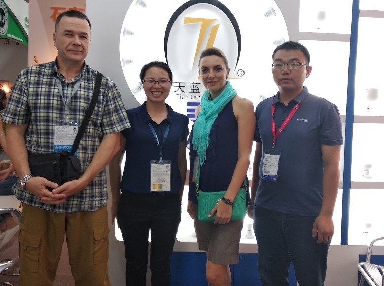 jacky dan nicole menerima pelanggan di pameran guangzhou
