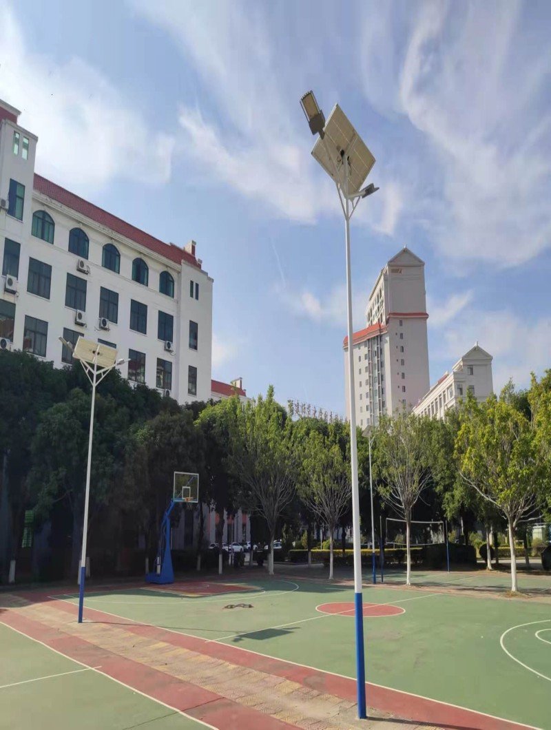 Proyek lampu jalan surya untuk penerangan lapangan basket