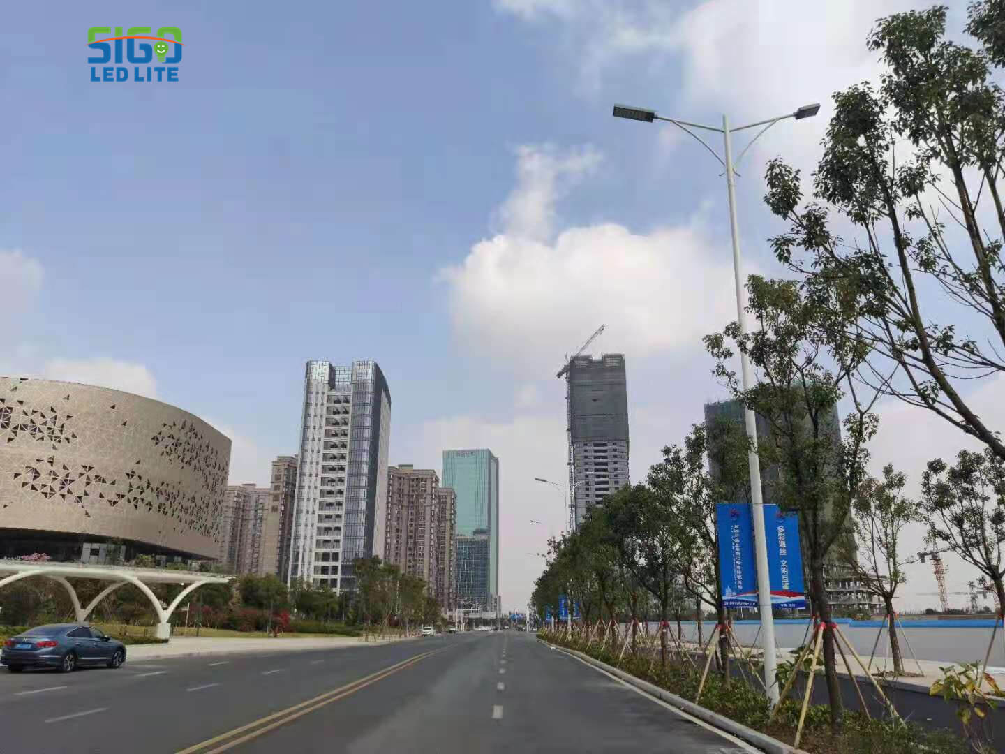retrofit tiang lampu lengan ganda ke lampu surya
