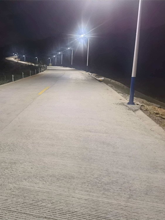 Proyek lampu jalan LED bertenaga surya 6m
