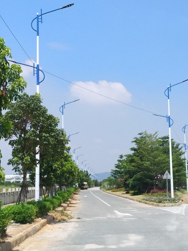 Lampu jalan LED 120W dengan tiang 10m

